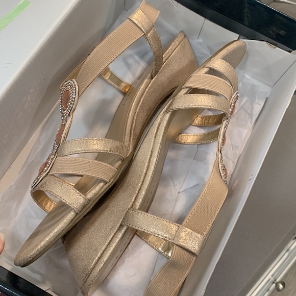 Karen Scott Casha Jewel Light Gold T Strap Wedge Heel Sandals - Picture 15 of 16